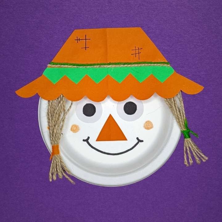 Make paper plate scarecrow craft idea for kids. Using paper plate, construction paper, googly eyes and twine, kids will love this simple scarecrow craft idea.